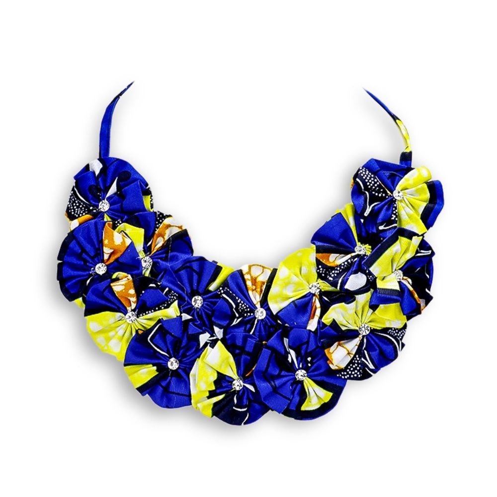 Crystal Centered Fabric Round Cluster Collar Nec
